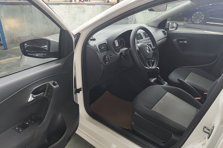 Volkswagen Polo 2016 car image #16