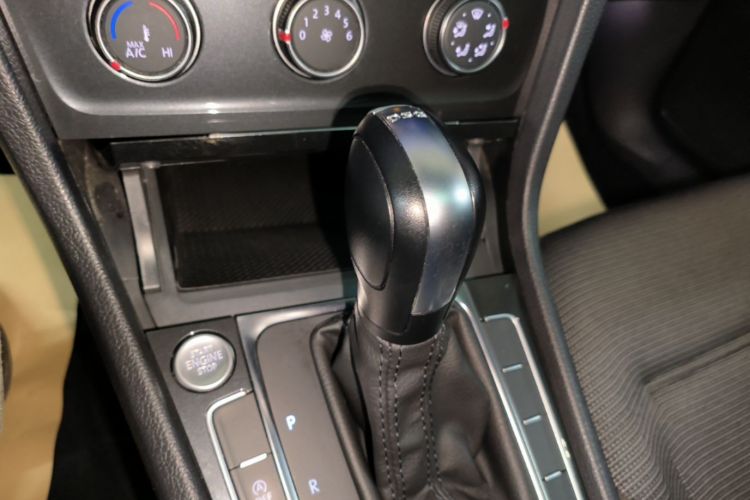 Volkswagen Golf 2020 car image #14