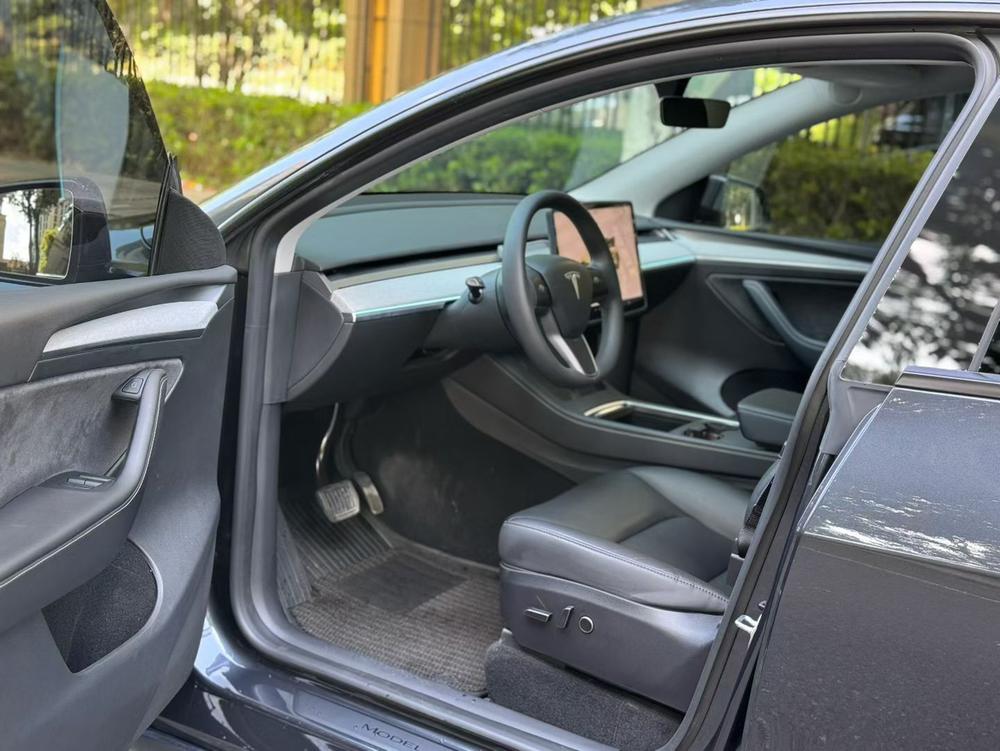 Tesla Model Y 2025 car image #8