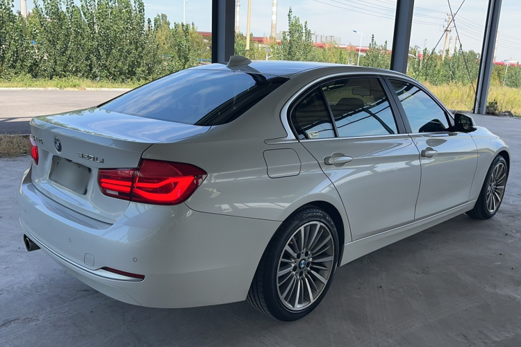 BMW 3 Series 2018 immagine di auto #5