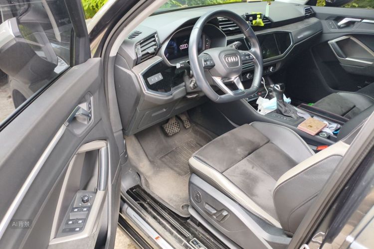 Audi Q3 2020 car image #18