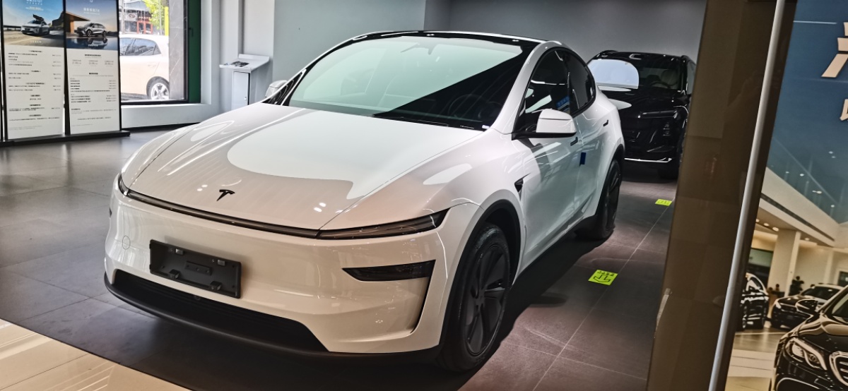Tesla Model Y 2026 #9 Tesla Model Y 2026 car image #9