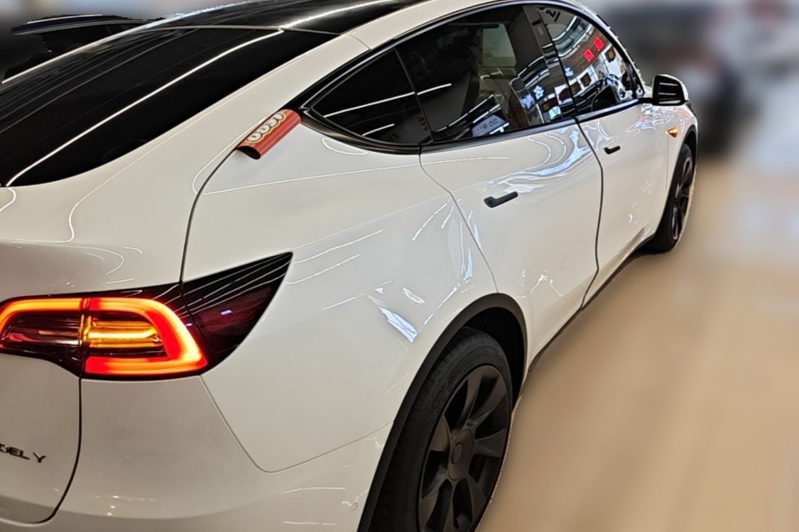 Tesla Model Y 2024 car image #2