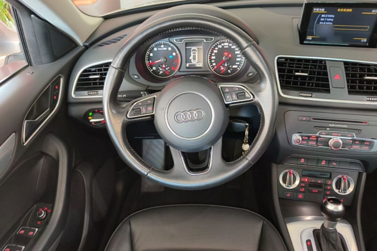Audi Q3 2015 car image #11