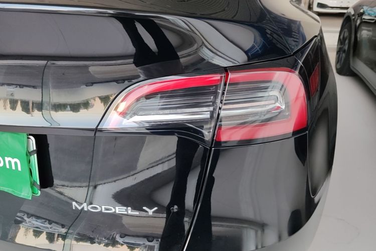 Tesla Model Y 2024 immagine di auto #8