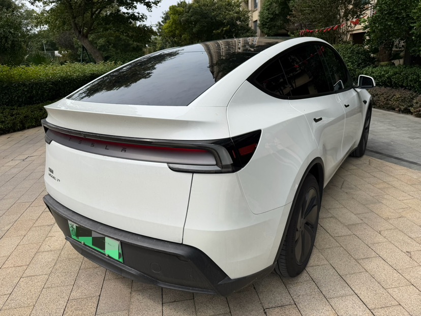 Tesla Model Y 2025 #4 Tesla Model Y 2025 car image #4