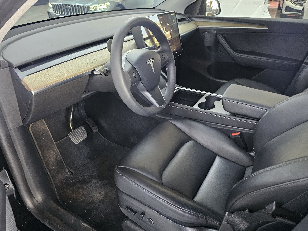 Tesla Model Y 2023 #2 Tesla Model Y 2023 car image #2