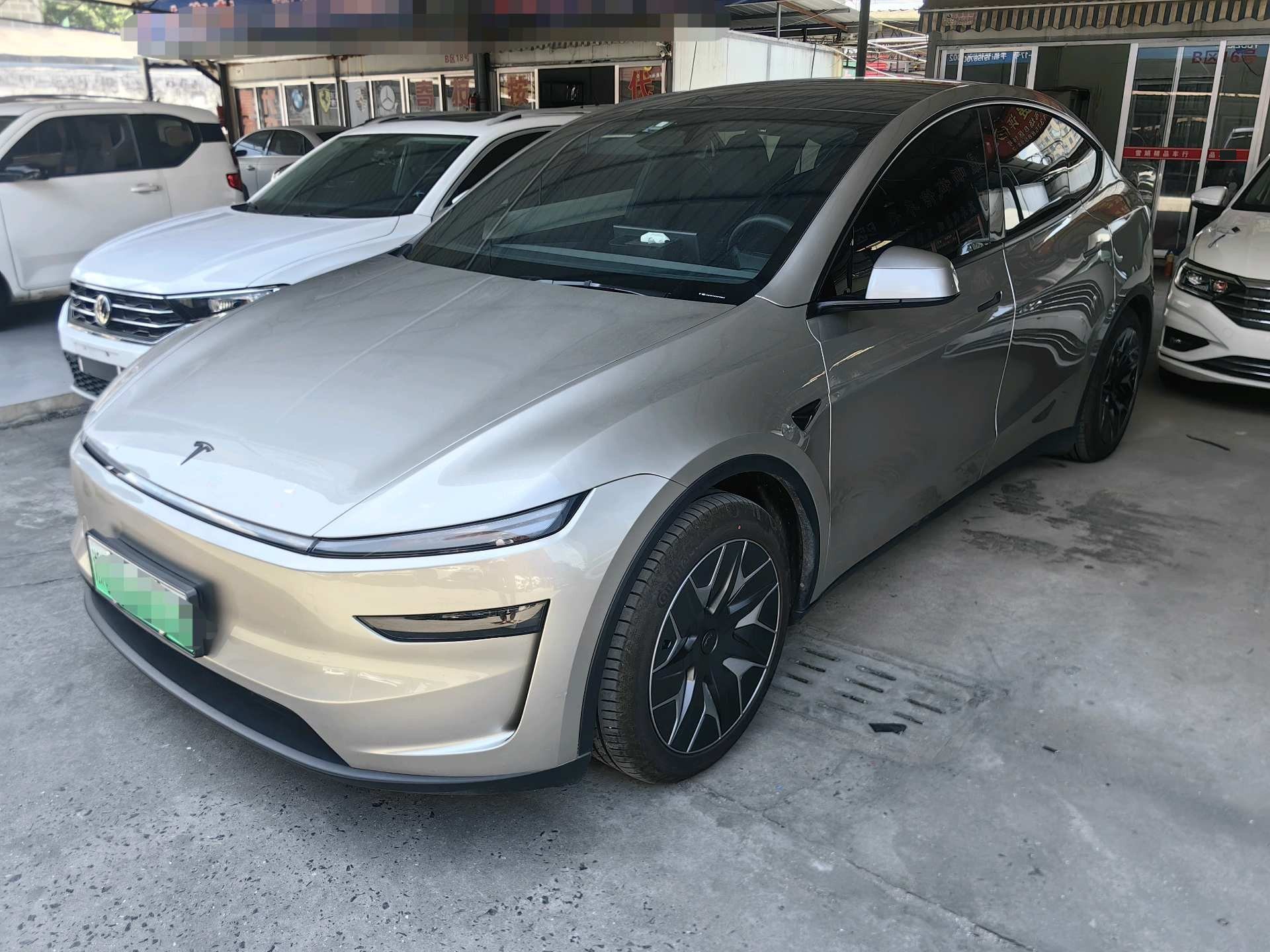 Tesla Model Y L 2025 Tesla Model Y L 2025 car image