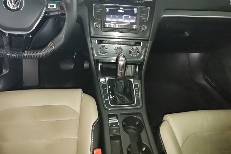 Volkswagen Golf 2017 car image #14
