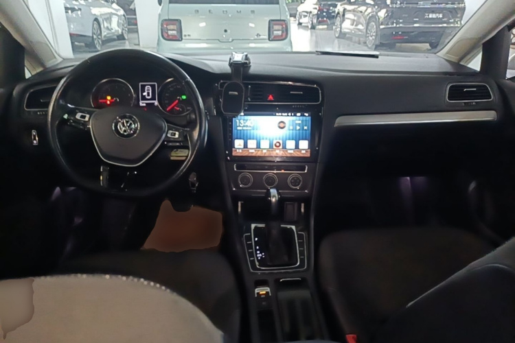 Volkswagen Golf 2018 car image #10