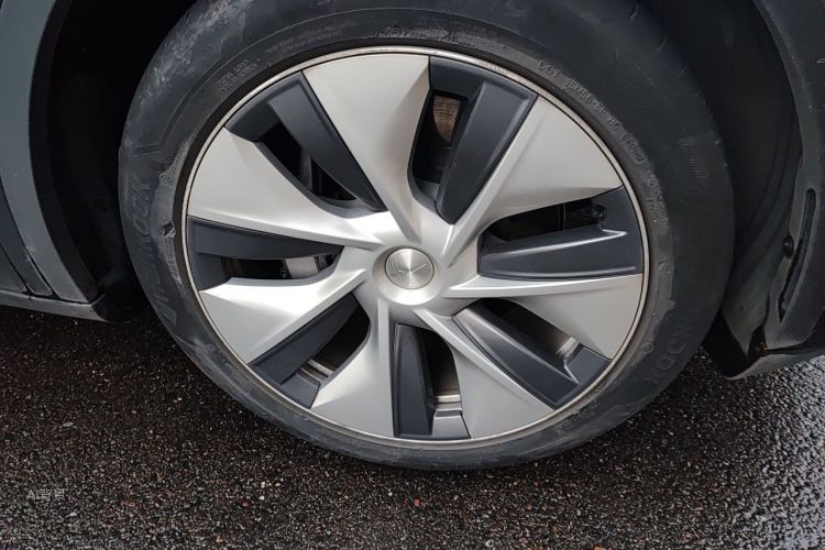 Tesla Model Y 2022 car image #9