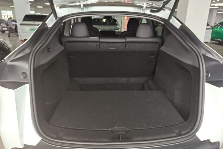 Tesla Model Y 2025 #19 Tesla Model Y 2025 car image #19