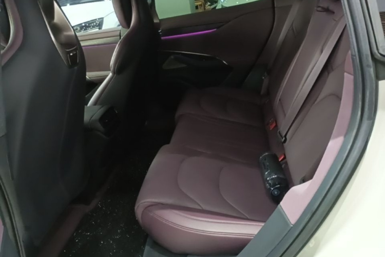 MI SU7 2025 car image #13