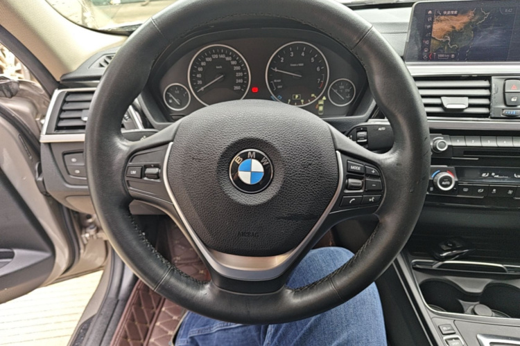 BMW 3 Series 2019 car image #11