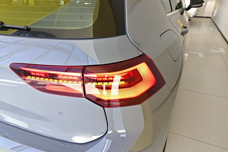 Volkswagen Golf 2024 car image #8