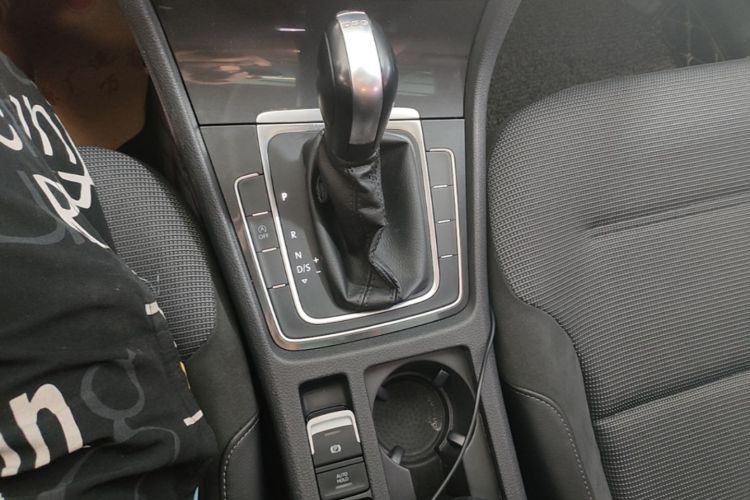 Volkswagen Golf 2018 car image #14