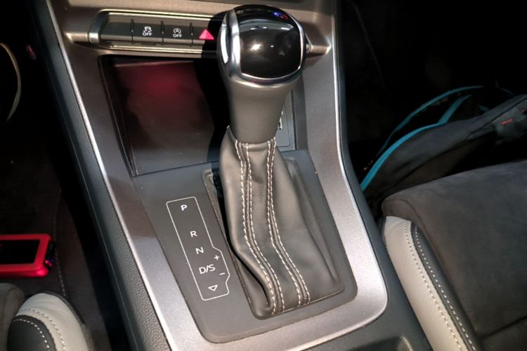 Audi Q3 2021 car image #14