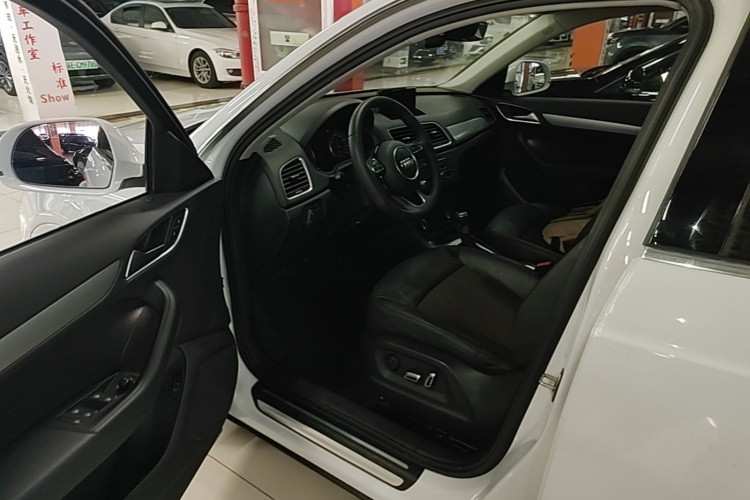 Audi Q3 2018 car image #16