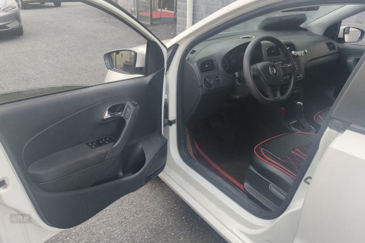 Volkswagen Polo 2018 car image #18