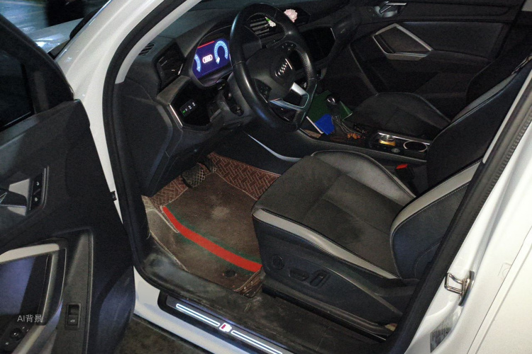 Audi Q3 2020 car image #18