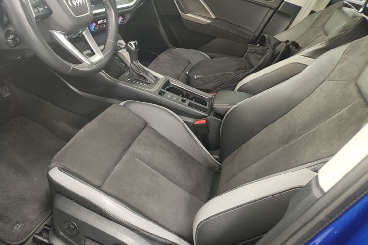 Audi Q3 2021 car image #19