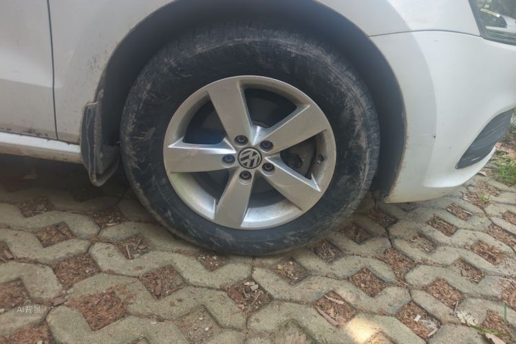Volkswagen Polo 2015 car image #9