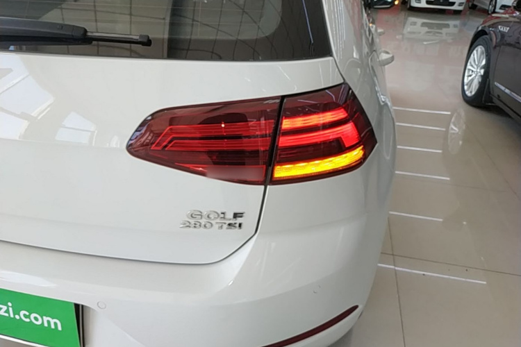 Volkswagen Golf 2020 car image #8