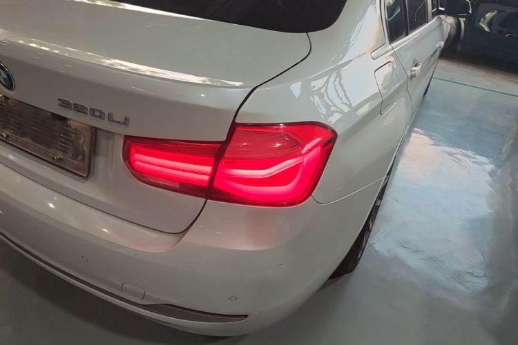 BMW 3 Series 2019 car image #8