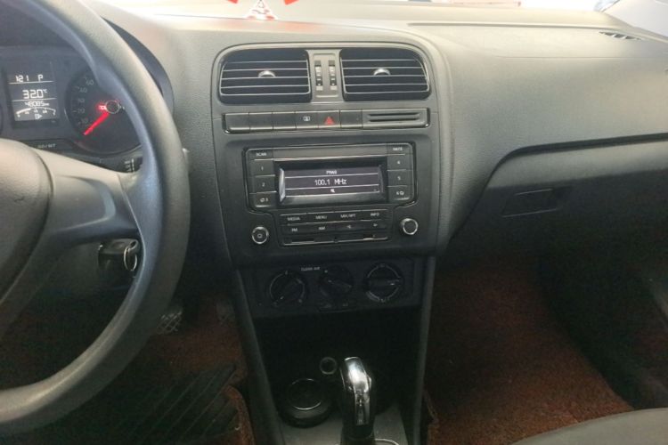 Volkswagen Polo 2016 car image #13