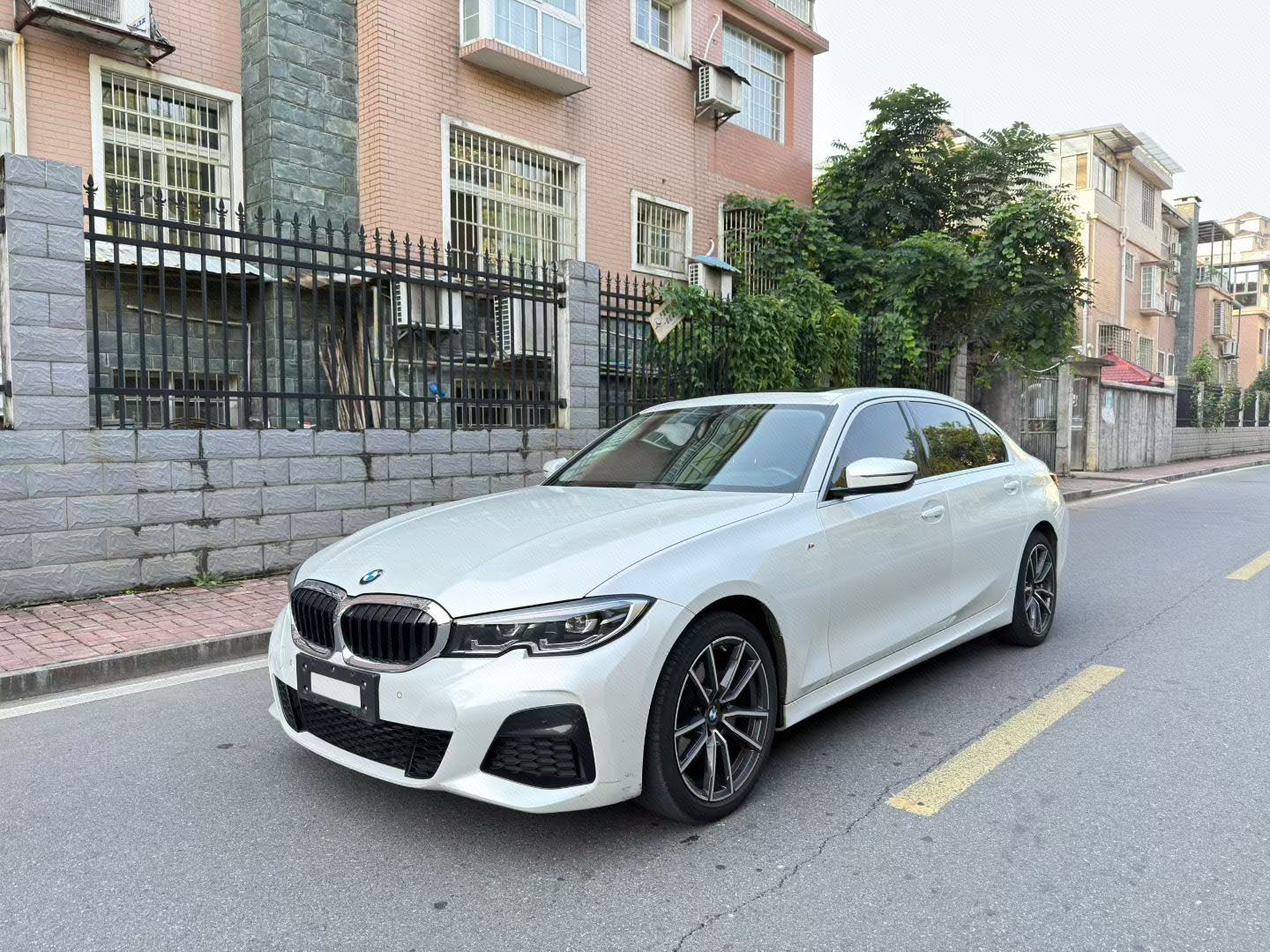 BMW 3 Series 2022 immagine di auto 