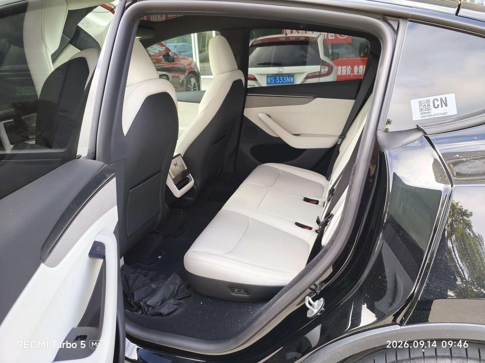 Tesla Model Y 2026 immagine di auto #10