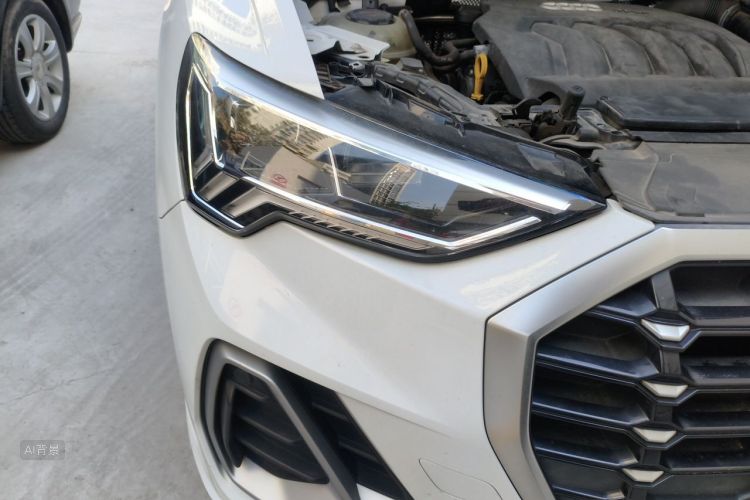 Audi Q3 2019 car image #8