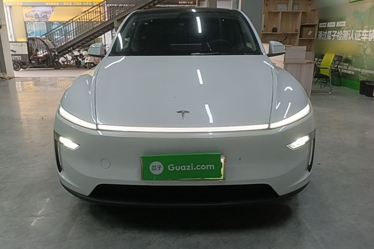 Tesla Model Y 2025 car image #3