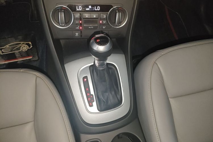 Audi Q3 2018 car image #14