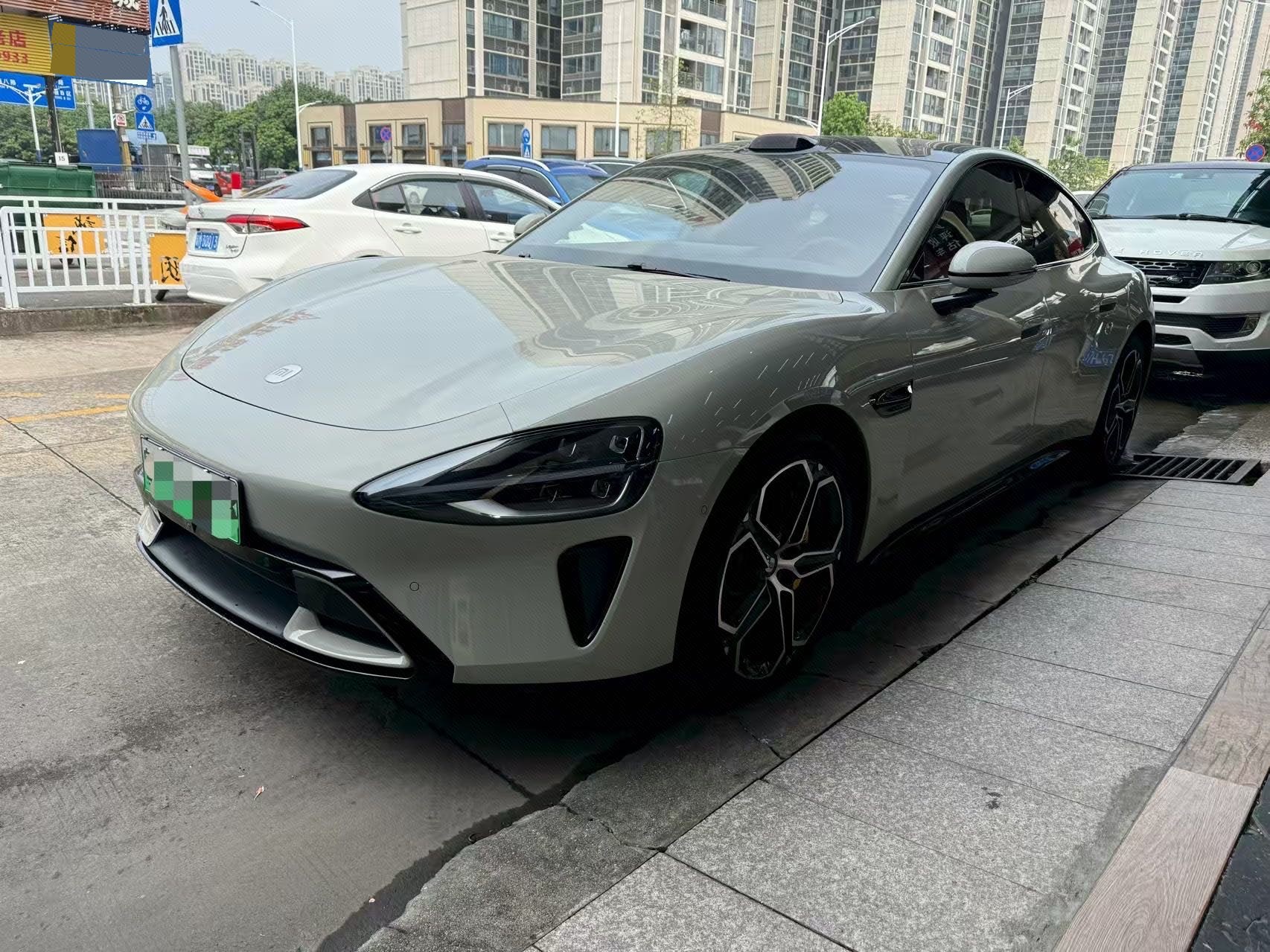MI SU7 2025 immagine di auto 