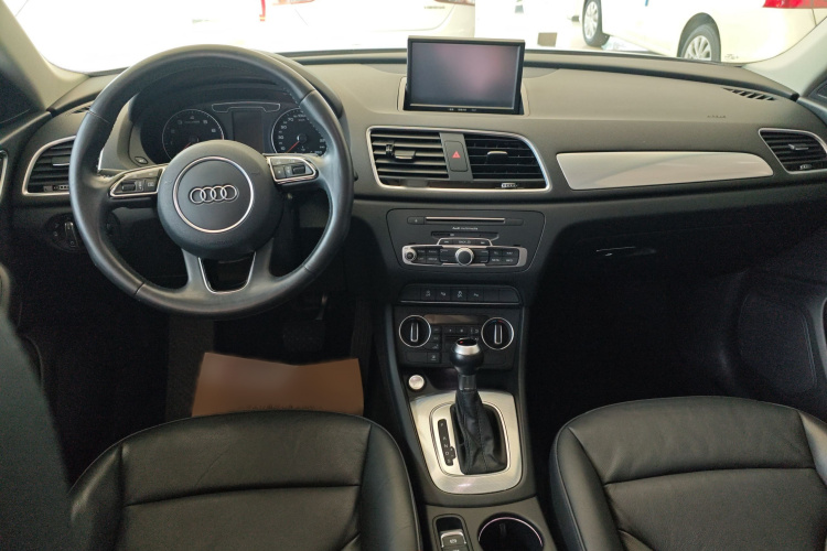 Audi Q3 2016 car image #11