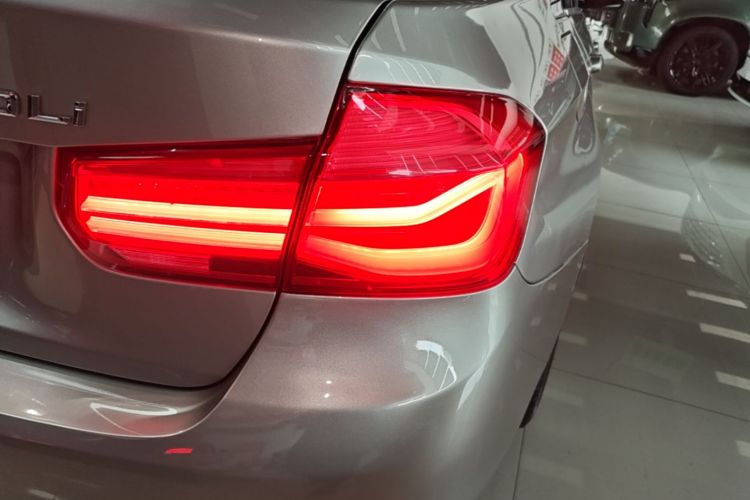 BMW 3 Series 2019 car image #8
