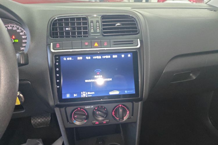 Volkswagen Polo 2018 car image #13