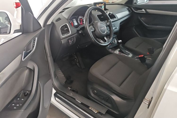 Audi Q3 2015 car image #16
