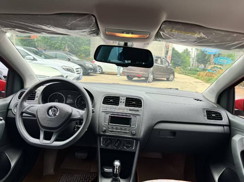 Volkswagen Polo 2015 car image #3