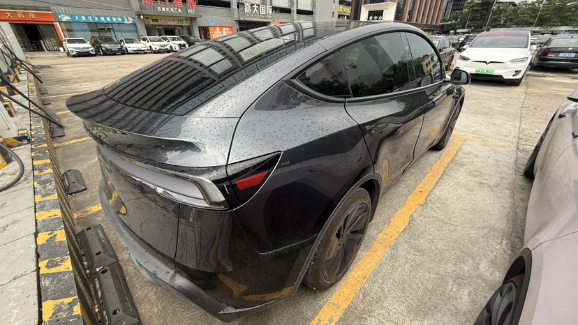 Tesla Model Y 2025 #7 Tesla Model Y 2025 car image #7