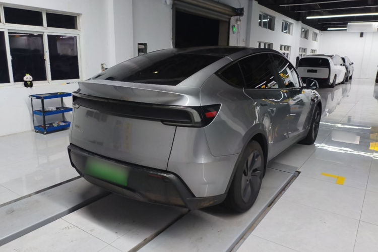Tesla Model Y 2025 #7 Tesla Model Y 2025 car image #7