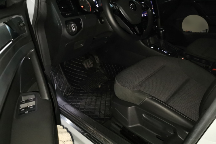 Volkswagen Golf 2020 car image #9