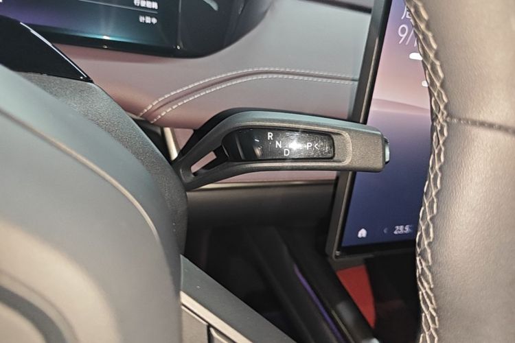 MI SU7 2025 immagine di auto #14