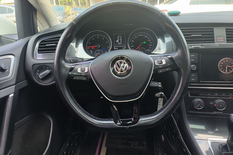 Volkswagen Golf 2018 car image #11