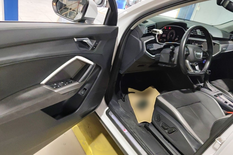 Audi Q3 2023 car image #16