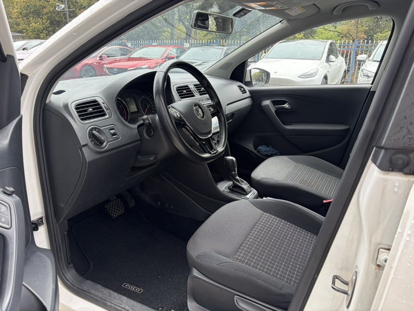Volkswagen Polo 2019 car image #2