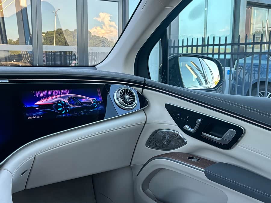 Mercedes-Benz EQS SUV 2025 car image #33