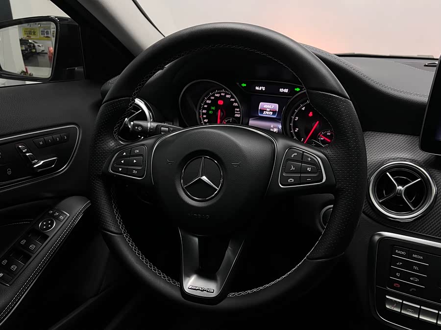 Mercedes-Benz GLA Class 2018 #33 Mercedes-Benz GLA Class 2018 car image #33