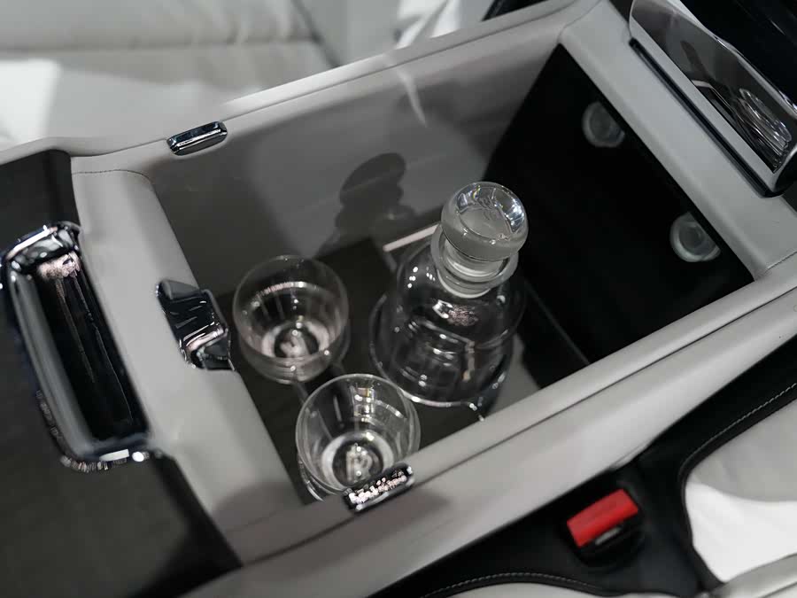 劳斯莱斯 古思特 2023 汽车图片 #33